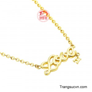 Đây là món trang sức ngọt ngào, thích hợp để lưu giữ kỷ niệm hoặc dành tặng người thương như một lời nhắn nhủ đầy yêu thương. 