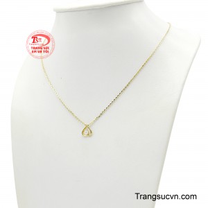 Những đường cong được chế tác tinh tế tạo nên dáng trái tim cân đối, mang vẻ đẹp nhẹ nhàng nhưng đầy cuốn hút. 