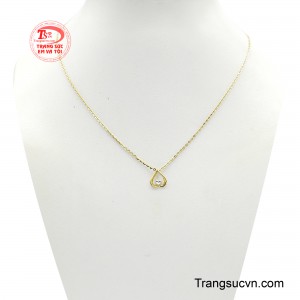 Dây Chuyền Trái Tim Kiều Diễm gây ấn tượng bởi thiết kế trái tim mềm mại, thanh thoát, tôn lên vẻ đẹp nữ tính và duyên dáng của người đeo. 