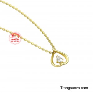 Từng chi tiết phản chiếu ánh sáng một cách tinh tế, đem lại hiệu ứng lấp lánh vừa đủ, sang trọng mà không phô trương. 