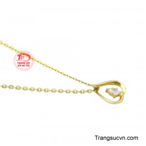 Mặt dây nằm thanh thoát trên nền cổ, tạo điểm nhấn mềm mại và giúp tổng thể trang phục trở nên duyên dáng hơn. 