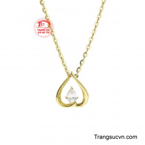 Thiết kế gợi nên hình ảnh người phụ nữ sở hữu vẻ đẹp thanh tú, quyến rũ và đầy khí chất, không cần cầu kỳ vẫn khiến ánh nhìn lưu luyến. 