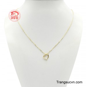Dây Chuyền Trái Tim Rạng Ngời mang vẻ đẹp ngọt ngào, thanh lịch với thiết kế trái tim mềm mại, tượng trưng cho tình yêu chân thành và những rung động thuần khiết.