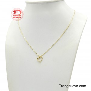 Từng đường nét được chế tác tinh tế, tạo nên dáng vẻ cân đối, nhẹ nhàng nhưng vẫn đủ nổi bật khi đeo trên cổ. 