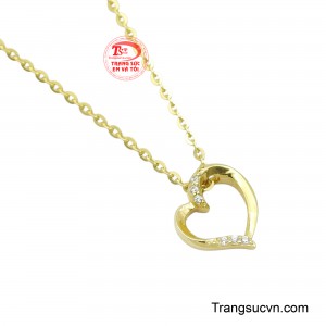 Không quá cầu kỳ, chiếc dây chuyền ghi dấu bằng vẻ đẹp tinh giản mà sang trọng, dễ dàng kết hợp cùng nhiều phong cách trang phục.