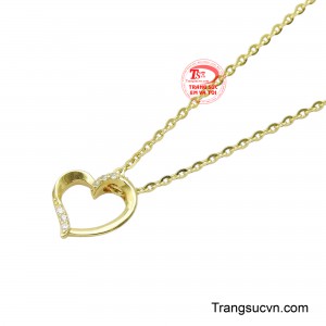 Rạng Ngời không chỉ là một món trang sức làm đẹp mà còn như lời gửi gắm về một trái tim luôn biết yêu thương, trân trọng và tỏa sáng theo cách riêng.