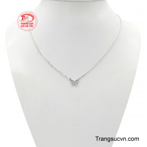 Dây Chuyền Vàng Trắng Ngọc Điệp mang vẻ đẹp thanh khiết và nữ tính với thiết kế hồ điệp mềm mại làm điểm nhấn. 