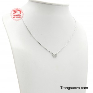 Những đường nét uyển chuyển mô phỏng đôi cánh bướm được chế tác tinh tế trên nền vàng trắng sang trọng.