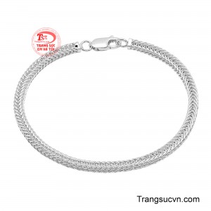 Lắc tay bạc nam cá tính gây ấn tượng bằng thiết kế tối giản và những đường nét được tiết chế vừa đủ.