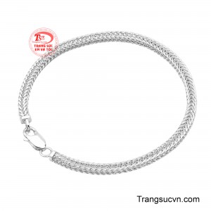 Không cần quá nhiều chi tiết cầu kỳ, tổng thể thanh lịch và chắc chắn tạo nên vẻ nam tính tự nhiên cho người đeo.