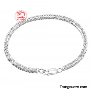 Chất liệu bạc sáng mang đến cảm giác sang trọng, dễ phối cùng nhiều phong cách thời trang.
