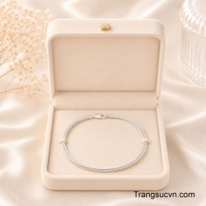 Một món trang sức nhỏ nhưng đủ để tạo dấu ấn riêng trên cổ tay.