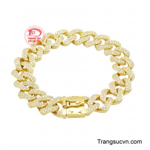 Các mắt xích được chế tác cân đối, liên kết liền mạch, kết hợp những viên đá được nạm khéo léo giúp bề mặt lắc tay bắt sáng nổi bật, tăng thêm vẻ sang trọng và đẳng cấp. 