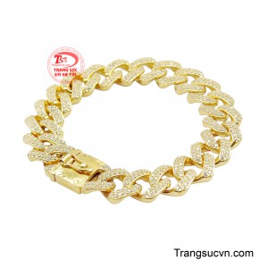 Điểm nhấn đặc biệt nằm ở chốt khóa chắc chắn, vừa hoàn thiện vẻ đẹp của thiết kế vừa mang đến cảm giác an tâm khi đeo.