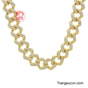 Từng mắt xích như một biểu tượng cho sự gắn kết bền vững, tài lộc và thành công, phù hợp với hình ảnh người đàn ông tự tin, quyết đoán. 