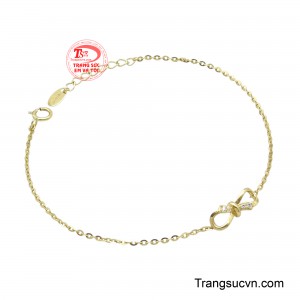 Điểm nhấn nằm ở chi tiết nơ mềm mại cách điệu, tạo cảm giác duyên dáng nhưng không quá cầu kỳ. 
