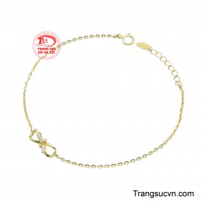 Những đường nét thanh mảnh kết hợp cùng các viên đá nhỏ lấp lánh giúp tổng thể chiếc lắc trở nên sang trọng và nữ tính hơn. 