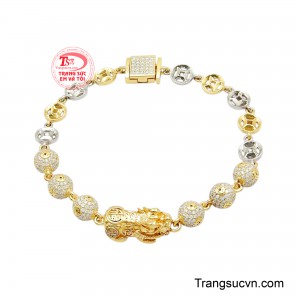 Lắc Tay Tỳ Hưu Thịnh Vượng mang vẻ đẹp sang trọng, nổi bật với hình tượng Tỳ Hưu vàng được chế tác tinh xảo ở vị trí trung tâm.