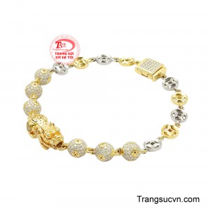 Hai bên Tỳ Hưu là chuỗi hạt cầu được phủ đá cz lấp lánh, xen kẽ những họa tiết kim tiền tạo nên nhịp điệu hài hòa và hiệu ứng ánh sáng bắt mắt.