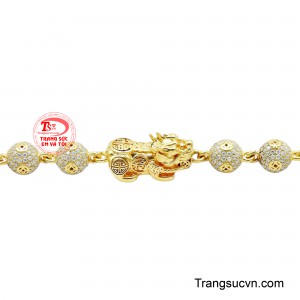 Sự phối hợp hai sắc vàng giúp chiếc lắc vừa có nét cổ điển, phú quý, vừa mang hơi thở hiện đại. 