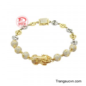 Thiết kế ôm tay thanh lịch, phần khóa chắc chắn và các chi tiết được liên kết cân đối, giúp chiếc lắc nổi bật khi đeo riêng hoặc kết hợp cùng những món trang sức khác. 