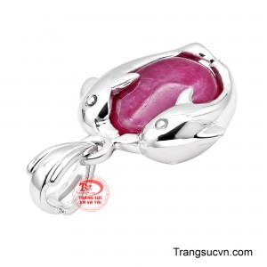 Mặt dây chuyền nữ mang vẻ đẹp mềm mại, nữ tính và giàu chất thơ, được lấy cảm hứng từ hình ảnh đôi cá heo quấn quýt giữa làn nước. 