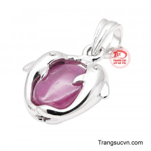 Trung tâm là viên Ruby cabochon sắc đỏ quyến rũ, nổi bật trên nền bạc sáng. 