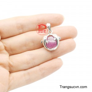 Sắc đỏ của Ruby như một điểm chạm của tình yêu, làm nổi bật toàn bộ thiết kế mà không làm mất đi vẻ thanh lịch vốn có. 
