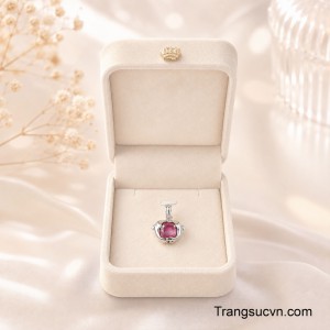 Sản phẩm chính là món trang sức nữ duyên dáng, lãng mạn và giàu ý nghĩa, thích hợp để đeo hằng ngày hoặc làm món quà dành tặng người phụ nữ đặc biệt như một lời nhắn gửi về tình yêu và sự gắn bó lâu dài.