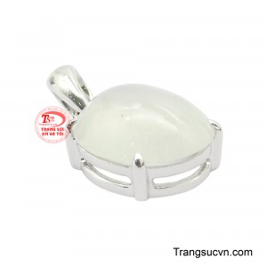 Viên đá được mài dáng oval mềm mại, bề mặt bóng mịn và có độ trong dịu.
