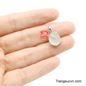 Tông màu trắng sương trang nhã giúp mặt dây dễ dàng phối cùng nhiều phong cách trang phục.