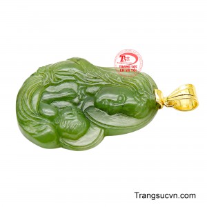 Sắc xanh trầm sâu kết hợp cùng độ bóng mượt của viên đá tạo nên cảm giác thanh khiết, trang nhã và gần gũi.