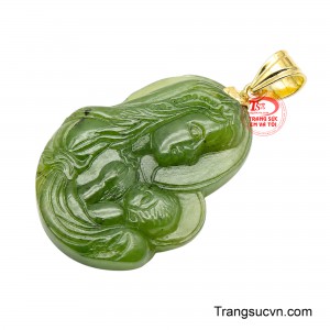 Phần móc vàng sáng bóng tạo điểm nhấn sang trọng, hài hòa với sắc xanh của cẩm thạch.