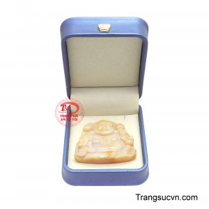 Vừa là điểm nhấn thanh lịch cho người đeo, vừa mang theo lời chúc tâm an, đời thuận, gia đạo hòa hợp và mỗi hành trình đều được bao quanh bởi những điều tốt lành.
