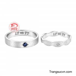 Hai chiếc nhẫn mang dáng vẻ riêng biệt nhưng khi đặt cạnh nhau lại tạo nên một tổng thể hài hòa, như hai con người khác nhau cùng lựa chọn chung một hành trình. 