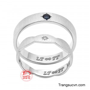 Trong đó sắc xanh sâu thẳm gợi liên tưởng đến một bầu trời đêm – nơi lưu giữ những lời hứa được trao cho nhau. 