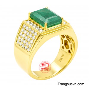 Nhẫn Nam Emerald Khí Chất nổi bật với viên Emerald dáng chữ nhật khí chất mạnh mẽ và sang trọng.
