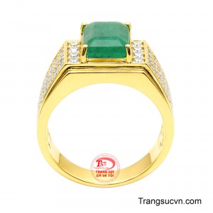 Thiết kế bản nhẫn chắc chắn nạm kết đá cz lấp lánh hai bên đai nhẫn, tạo điểm nhấn đẳng cấp và tôn lên vẻ quyền uy của viên chủ.