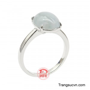 Nhẫn Nữ Cẩm Thạch Ngọc Lam này không chỉ là một món trang sức, mà là một sự ngợi ca vẻ đẹp của sự tĩnh lặng và thuần khiết.