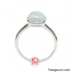 Phần thân nhẫn tối giản, làm từ vàng trắng lấp lánh như một dải sáng thanh mảnh, tựa hồ một vòng tay dịu dàng của kim loại bảo vệ lấy báu vật. 