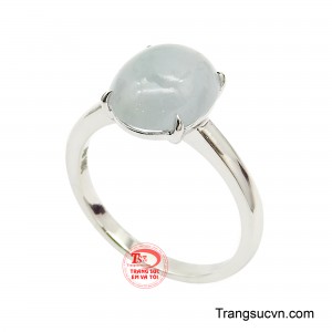 Ngôi sao thực sự là viên cẩm thạch ngọc lam dáng cabochon oval, lồi lên đầy đặn và mềm mại. 