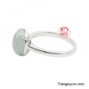 Bề mặt nhẵn bóng như thạch của nó phản chiếu ánh sáng dịu nhẹ, tạo nên một chiều sâu bí ẩn như thể chứa đựng cả một không gian mênh mông bên trong.