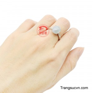 Được nâng niu bởi những chiếc chấu nhỏ xíu, viên ngọc quý này như đang trôi nổi trên dải kim loại, mang lại cảm giác bình yên, sang trọng một cách kín đáo và đầy cá tính cho người sở hữu. 