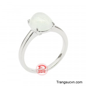 Nhẫn Nữ Cẩm Thạch Ngọc Sương mang trong mình vẻ đẹp thuần khiết, thanh tao và đầy chất thơ.