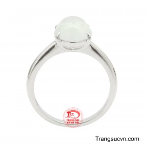 Điểm nhấn làm xiêu lòng người nhìn chính là viên cẩm thạch dáng oval tựa như khối ngọc băng trong suốt.