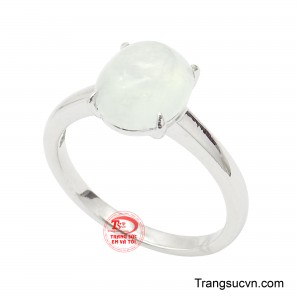 Mặt đá sở hữu sắc trắng mờ dịu nhẹ, tỏa ra luồng sáng êm dịu, huyền ảo hệt như làn sương mỏng ôm trọn lấy nét ngọc ngà. 