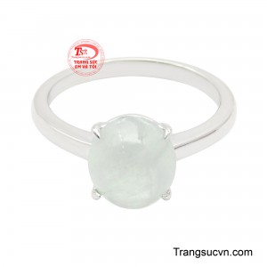 Viên đá quý được nâng đỡ kiêu hãnh bởi bốn chấu kim loại thanh mảnh, điểm xuyết tinh tế trên phần thân nhẫn dát sắc bạc sáng bóng, vừa hiện đại vừa sang trọng. 