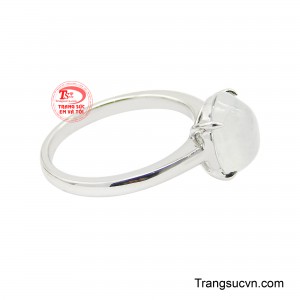 Đai nhẫn sở hữu thiết kế tối giản, thon gọn dần về phía trung tâm để tôn trọn vẻ quyến rũ tự nhiên của viên cẩm thạch.