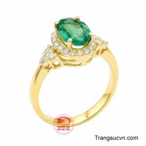 Nhẫn Nữ Emerald Hưng Thịnh gây ấn tượng bằng vẻ đẹp quý phái được tạo nên từ sự hòa quyện giữa sắc vàng ấm áp, và sắc xanh đầy sức sống của viên đá chủ Emerald. 