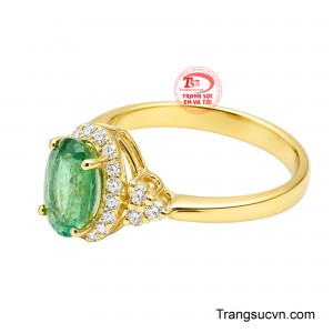 Viên Emerald dáng oval nổi bật với màu xanh lục thanh nhã.